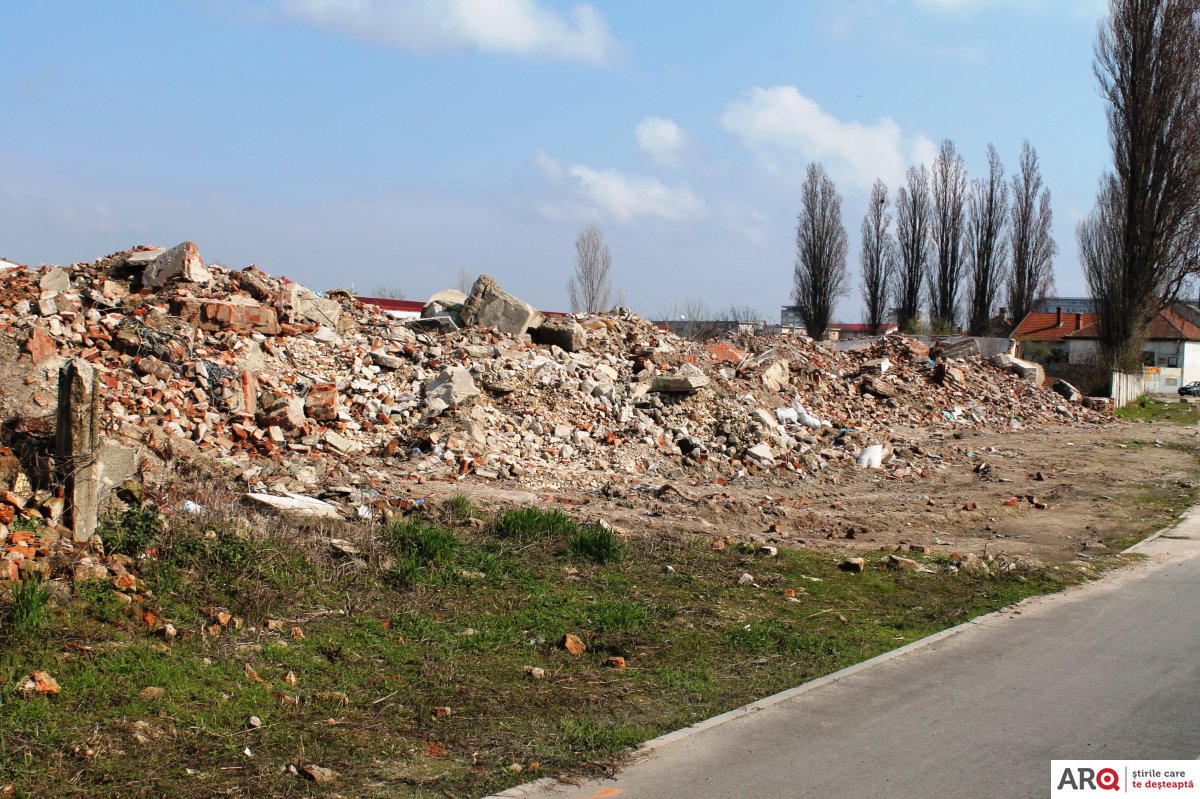 FOTO | O clădire-simbol din Arad a fost DEMOLATĂ pentru a se face loc unui ansamblu rezidențial