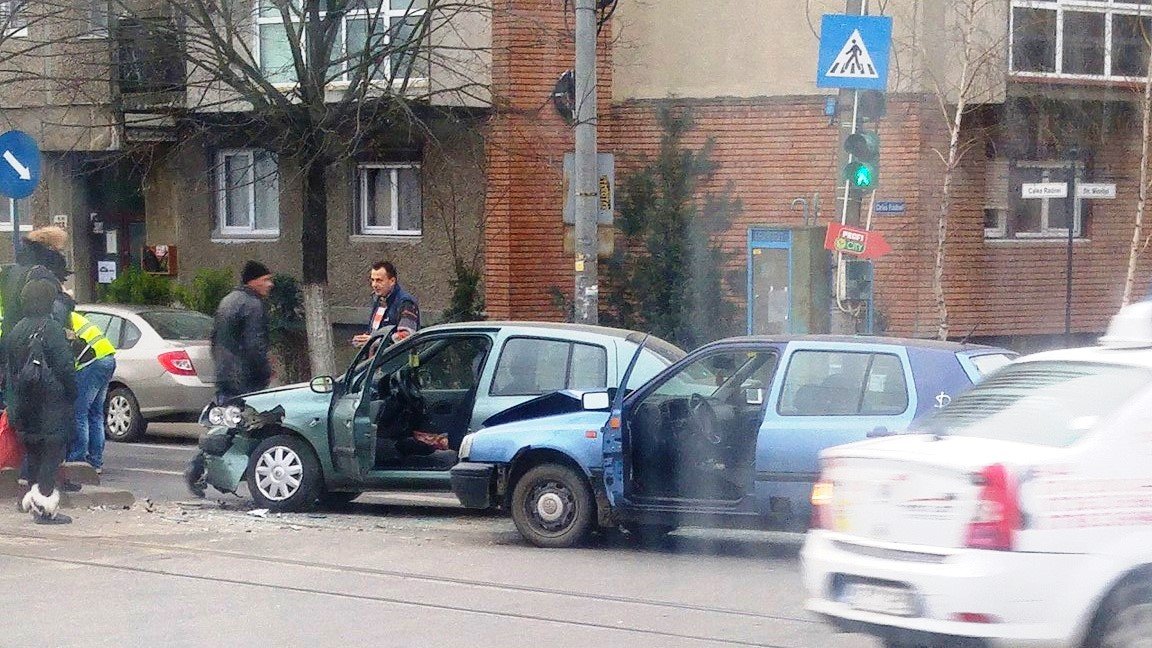 Mister în jurul unui accident petrecut la Miorița. Șoferul a lăsat mașina și a fugit