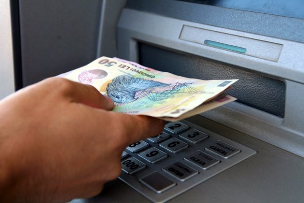 Alertă la bancomate. Atenție mare la modul în care scoateți banii din ATM-uri