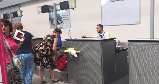 Situație comică și în același timp jenantă, pentru o femeie într-un aeroport din România