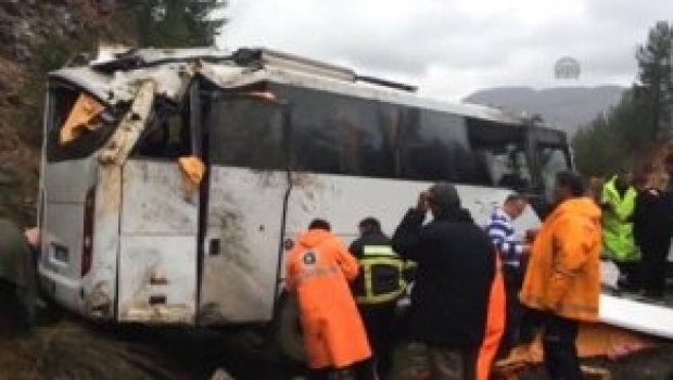 Zece turişti români implicaţi în accidentul din Turcia revin în ţară, patru rămân în spital