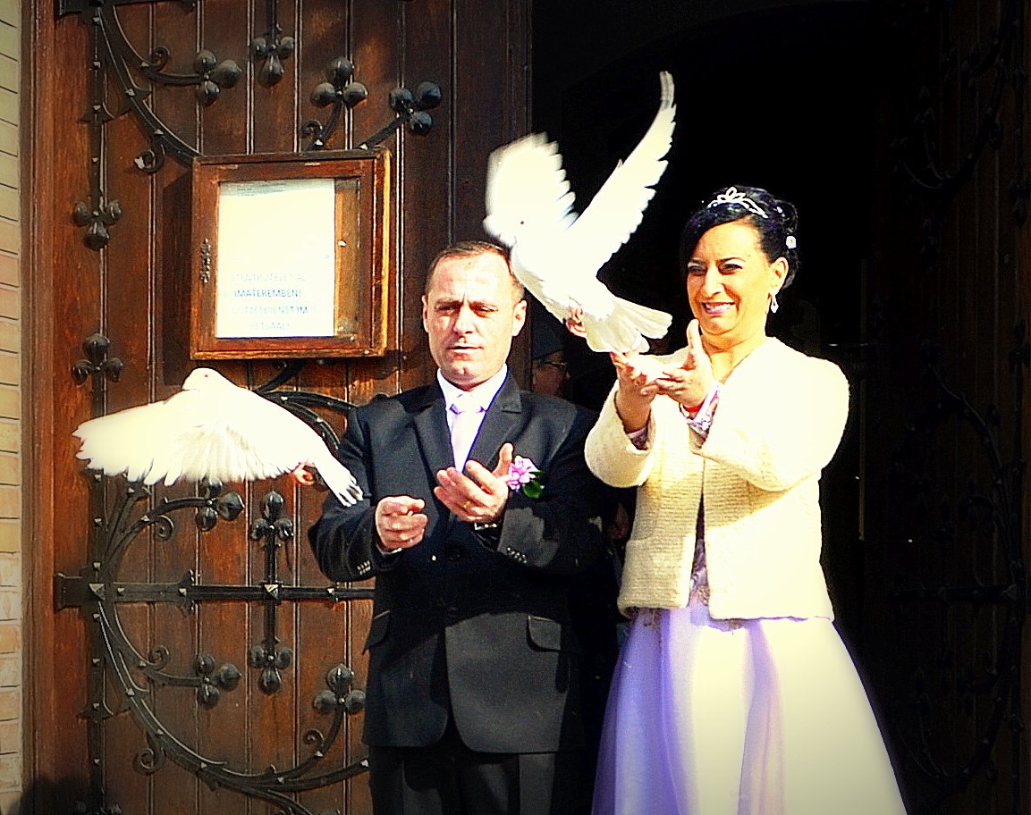 Poza zilei: Nuntă cu porumbei la Biserica Roşie