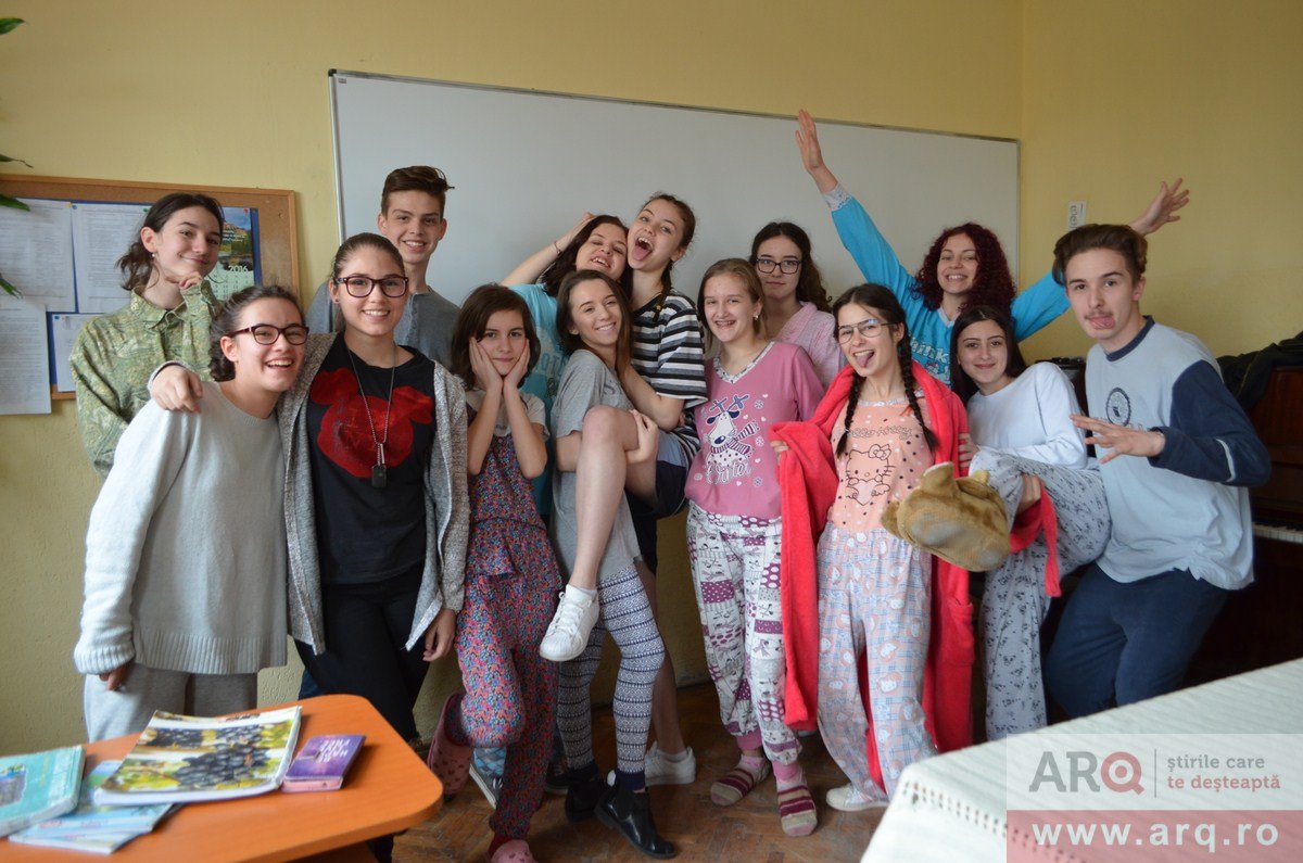 Viitorilor artişti de la Liceul SABIN DRĂGOI le e mai bine în pijamale ! 