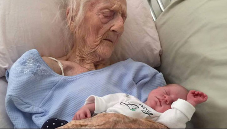 O femeie de 101 ani a uimit lumea medicală. A născut un băiețel. Cum a fost posibil
