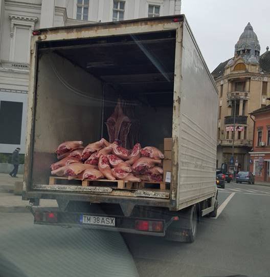 Atenție arădeni! Au scos carnea la aerisit