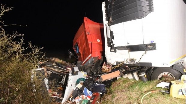 ACCIDENT grav în Franţa: 12 morţi după ce un microbuz a fost lovit de un TIR