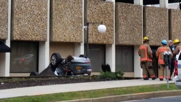 Imagini incredibile, o maşină a căzut de la etajul patru. Şoferul a încurcat frâna cu acceleraţia VIDEO