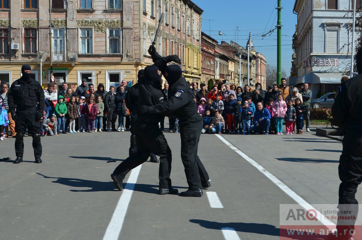 De Ziua Poliţiei Române exerciţii demonstrative în Piaţa AVRAM IANCU