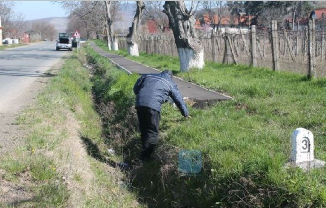 REPORTAJ: Comune arădene cu trotuare pe câmp, peste şanţuri, dar nu şi în localităţi, unde oamenii merg pe şosea