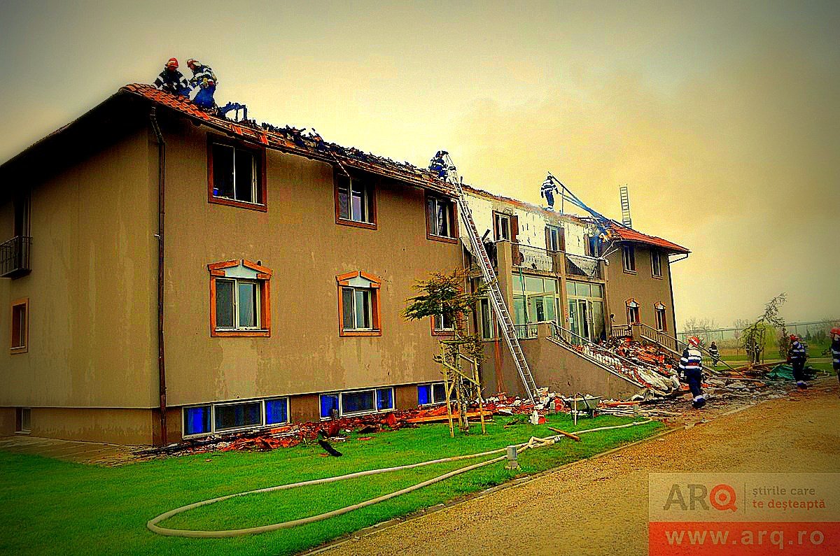 Hotelul STEJARII din Ineu în flăcări (Foto - Video)