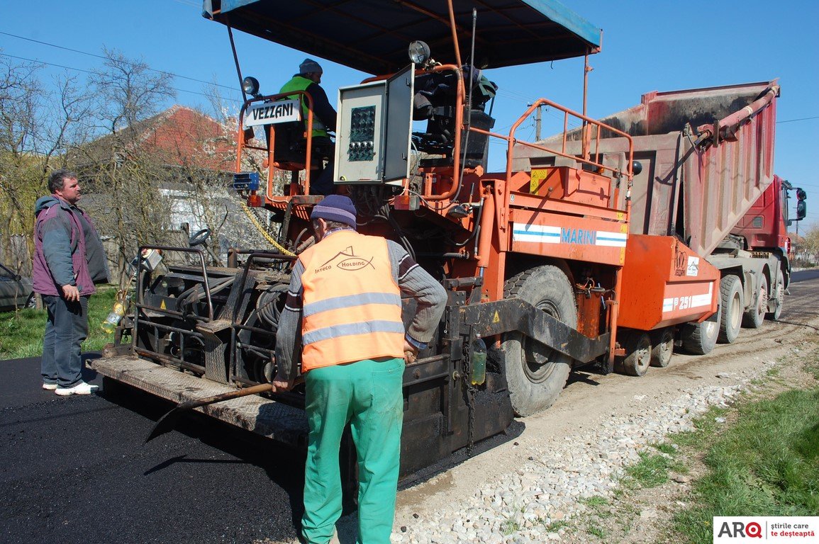 Se toarnă asfalt pe străzile din Şicula