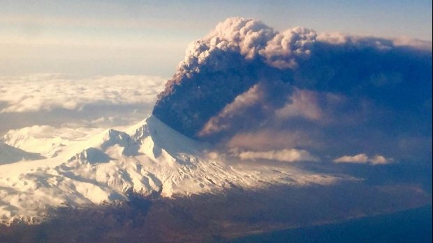 Vulcanul Pavlof din Alaska erupe şi trimite în atmosferă o coloană de cenuşă de 11 kilometri VIDEO