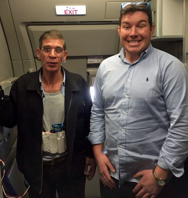 FOTO Unul dintre pasagerii ținuți ostatici în aeronava Egypt Air și-a făcut poze cu teroristul!
