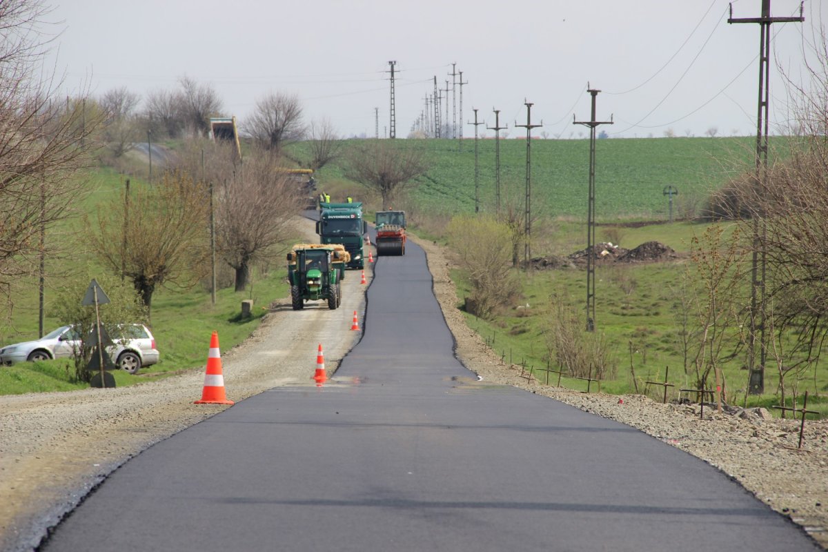 FOTO | Autoritățile, în control pe drumul Arad-Felnac. Șoseaua ar urma să fie refăcută complet în acest an