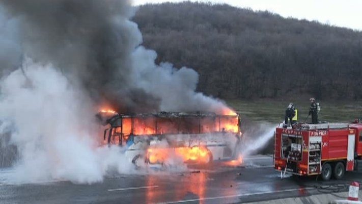 Momente de panică, autocar cu pasageri cuprins de flăcări GALERIE FOTO