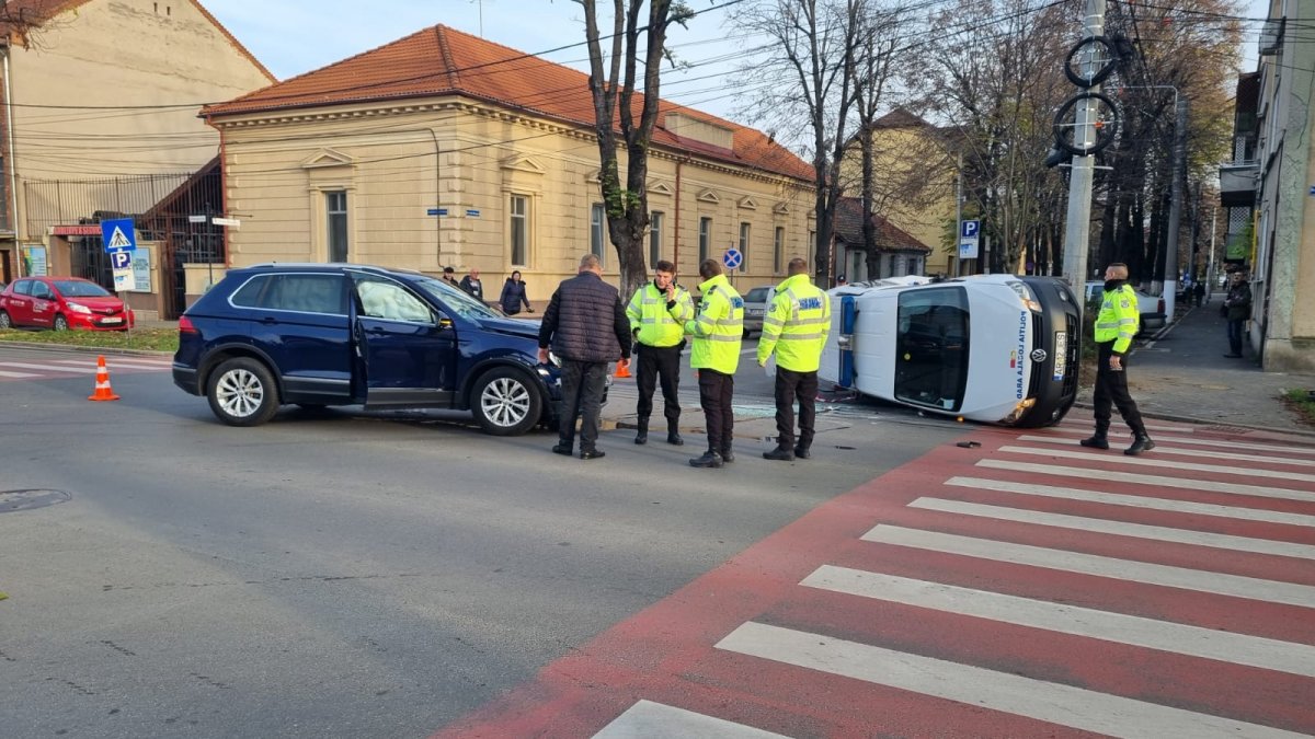 (FOTO) Accident spectaculos cu autospeciala Poliției Locale / UPDATE: Nu au existat victime