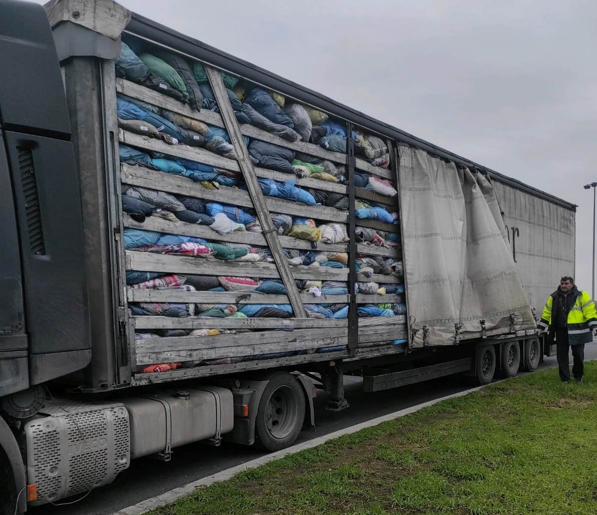 Peste 18 tone de deşeuri de îmbrăcăminte oprite la vamă de Garda de Mediu (FOTO)