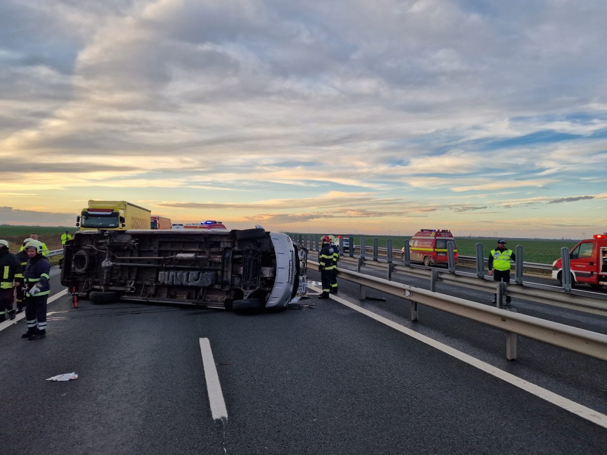 Accident cu microbuz cu 11 persoane pe Autostrada A1 între Nădlac și Arad. Se activează Planul Roșu