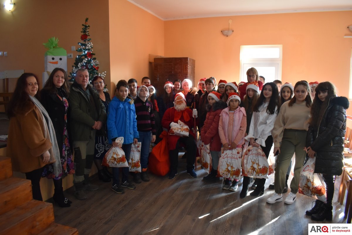 Copiii de la Grădinița și Şcoala Gimnazială Iacobini (comuna Brazii) l-au întâmpinat pe Moș Crăciun, cu poezii și cântece - FOTO şi VIDEO