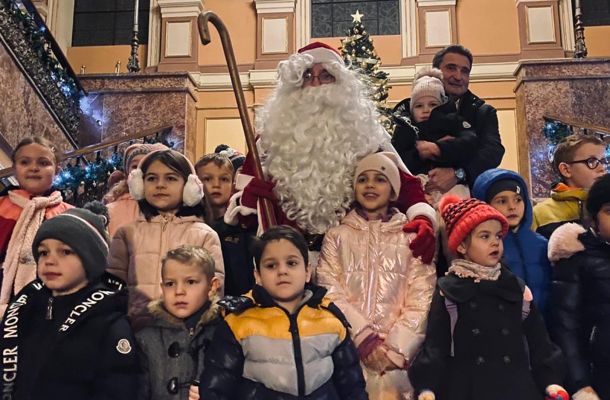 Luminițele din bradul de Crăciun din fața Primăriei și iluminatul festiv au fost aprinse în prezența Moșului (FOTO)