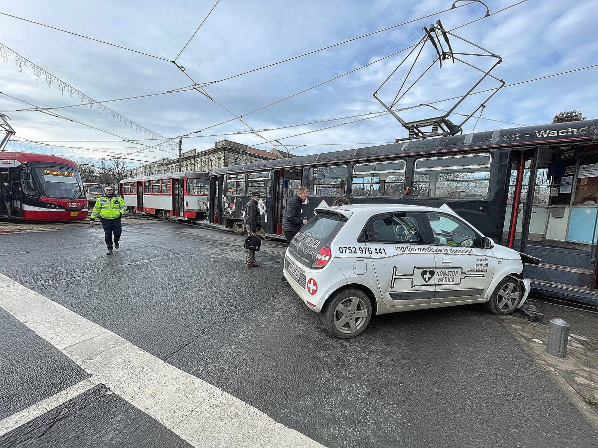 Accident cu Renault alb contra tramvai negru la Podgoria
