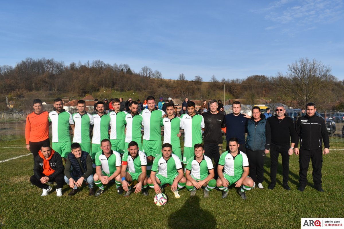 Bârzava - depuneri de coroane de 1 Decembrie și meci de fotbal între A.S. Olimpia Bârzava și A.S. Șoimii Archiș (FOTO şi VIDEO)