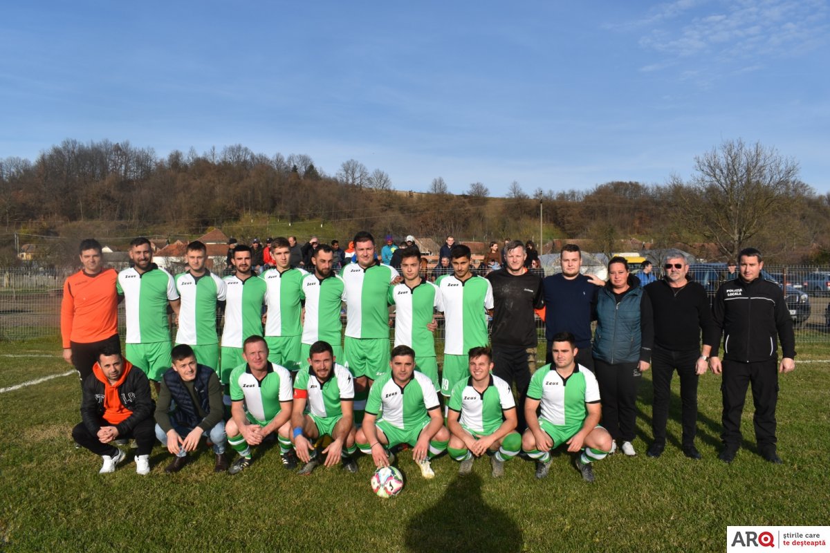 Bârzava - depuneri de coroane de 1 Decembrie și meci de fotbal între A.S. Olimpia Bârzava și A.S. Șoimii Archiș (FOTO şi VIDEO)