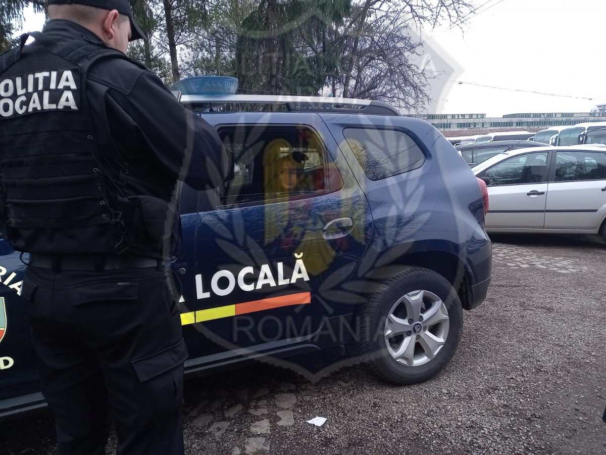 Un bărbat cu un copil de doi ani în braţe şi 16 ani de puşcărie la activ, rămas pe drumuri, a vrut să-şi dea foc în faţa Primăriei (FOTO)