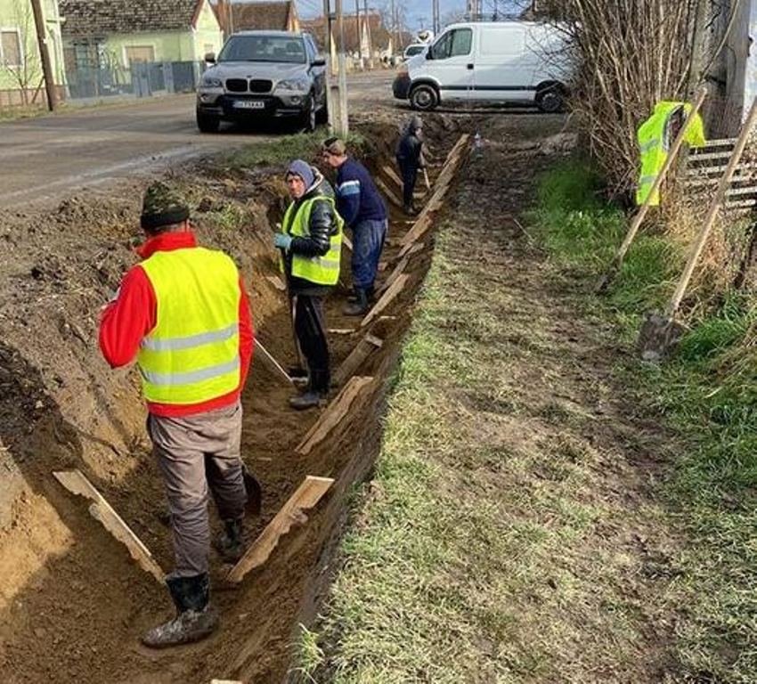 De ce şanţurile de pe marginea unor drumuri judeţene sunt atât de adânci? Răspunsul este unul SIMPLU şi vine din partea preşedintelui CJA