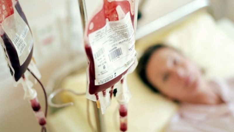 Culmea antivaccinismului: să fii bolnav, să ai nevoie de transfuzie, dar să nu accepţi decât „sânge pur”