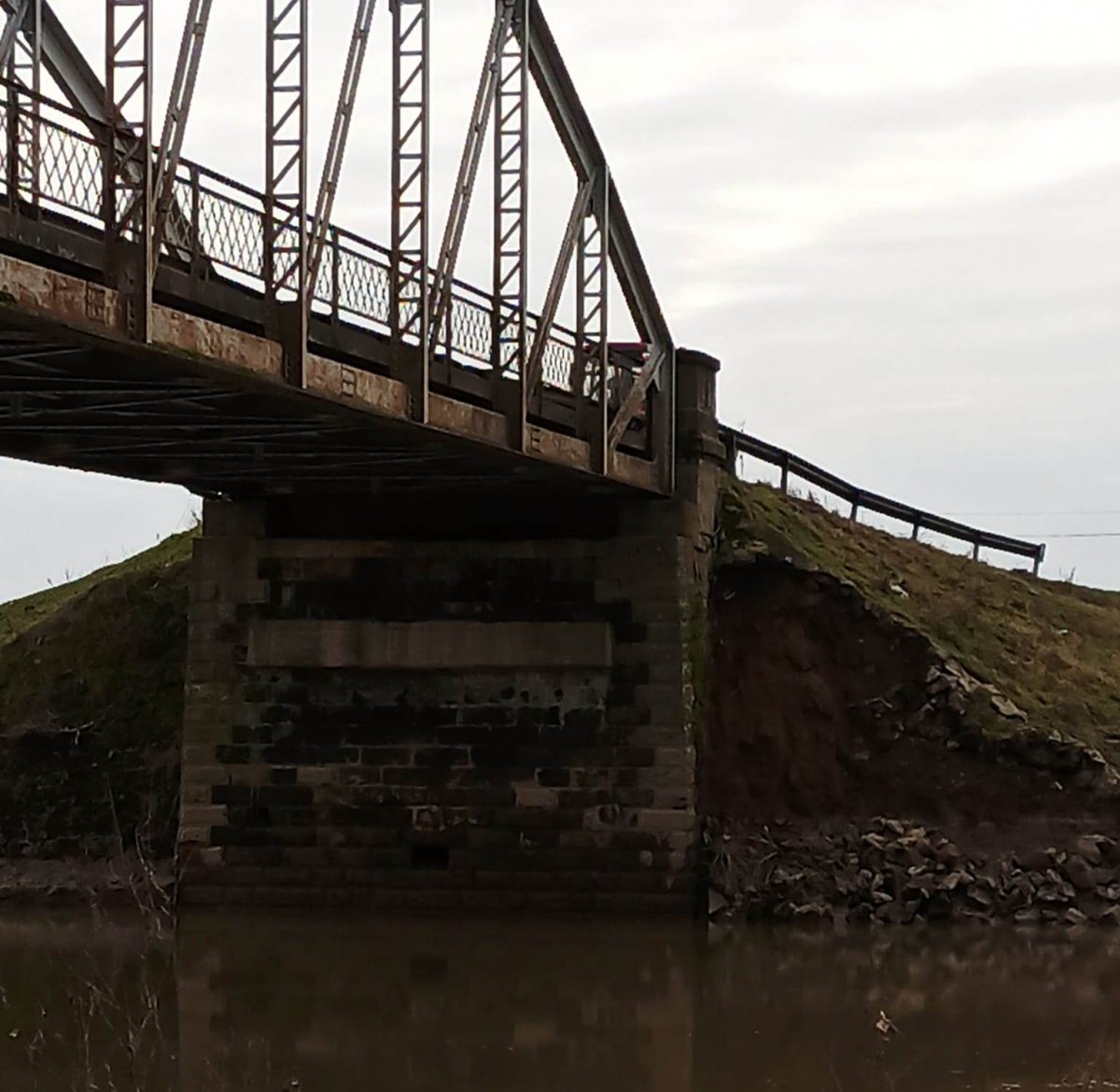 Circulaţie RESTRICŢIONATĂ pe podul de la Şicula; a cedat zidul de protecţie a culeei (FOTO)