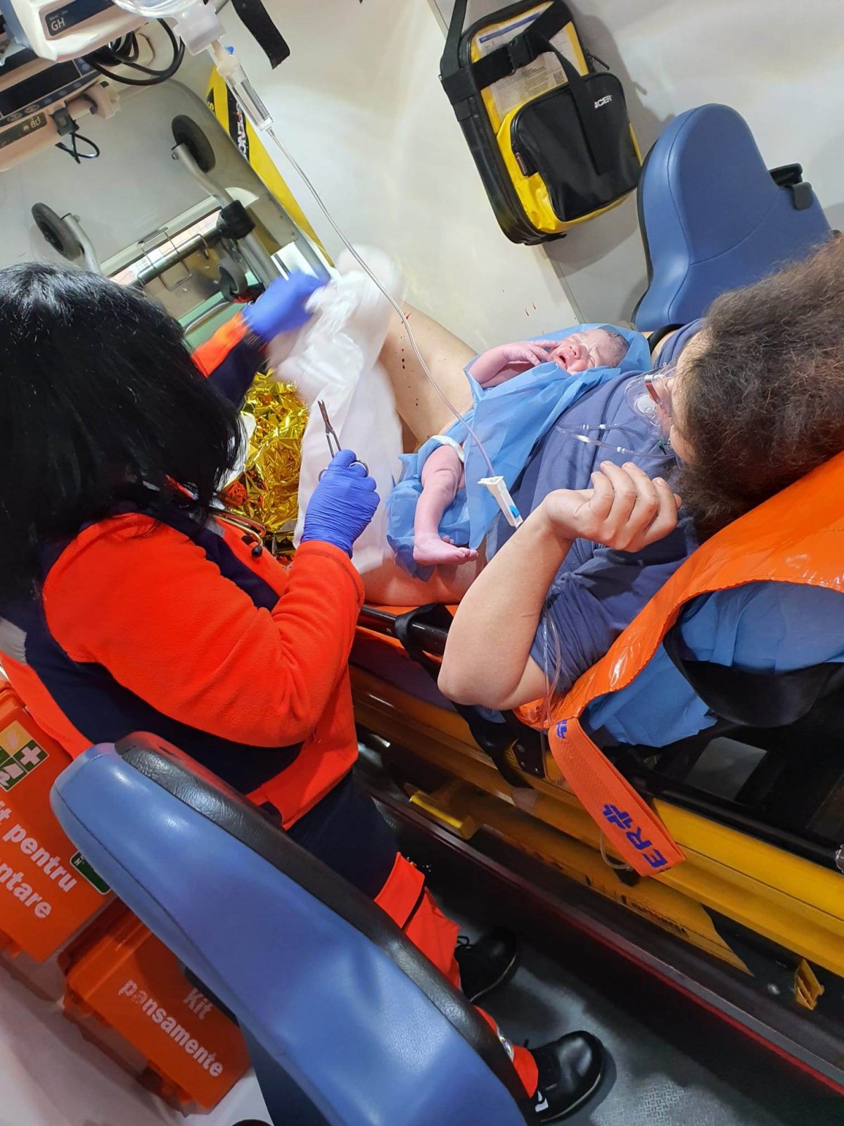 O tânără a născut în ambulanță, la intrarea în Spitalul Matern (FOTO)
