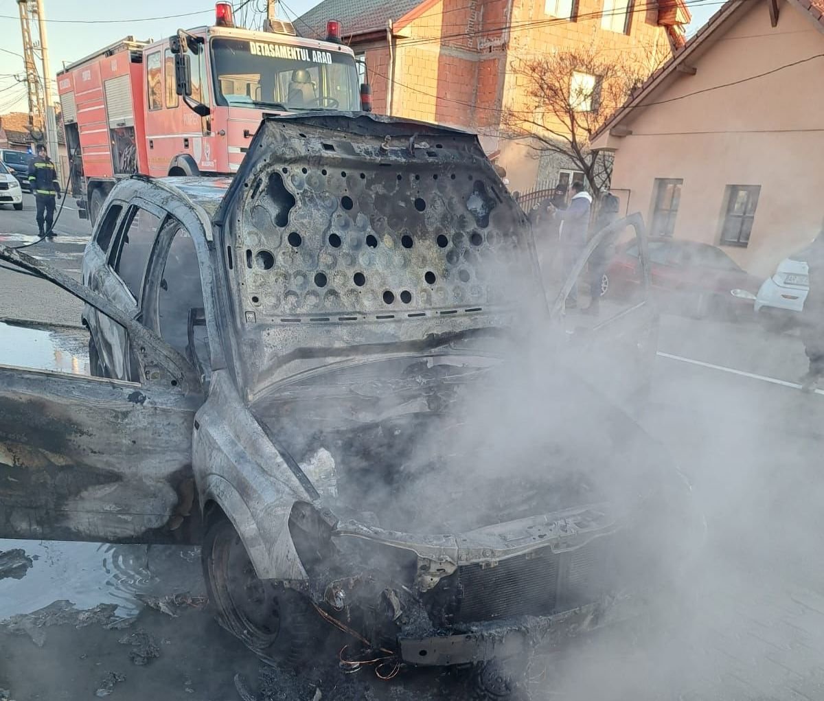 Un autoturism a luat foc în această dimineață pe strada Adam Müller-Guttenbrunn