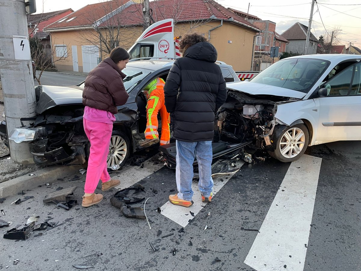 Accident cu VW contra Renault și persoană încarcerată în Cartierul Funcționarilor