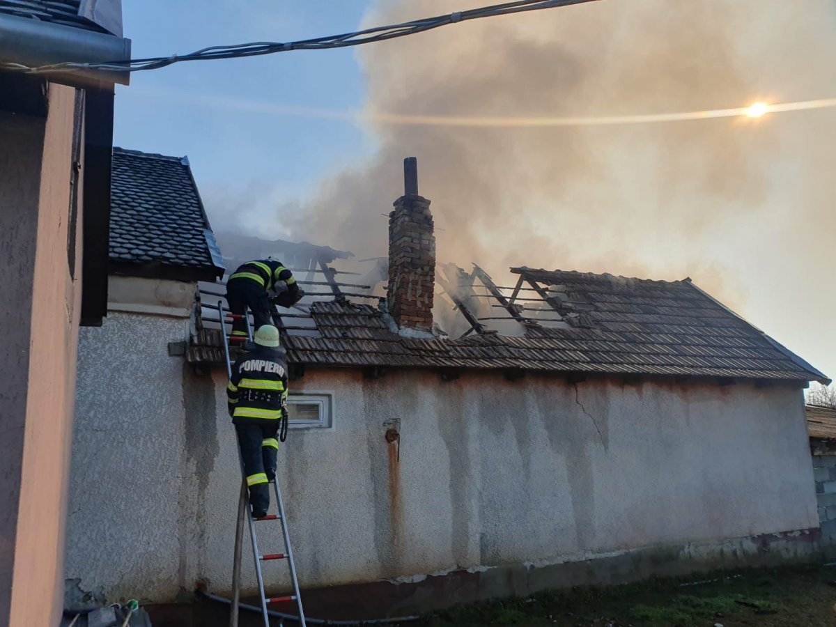  Incendiu la o casă în localitatea Șicula