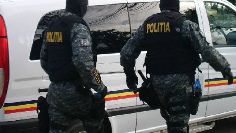 Percheziții în Arad și alte județe la un grup infracțional de trafic de migranți 