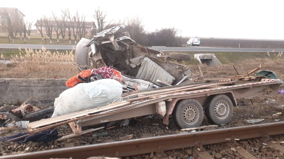 Șofer mort după ce mașina a fost lovită de o locomotivă lângă Nădab