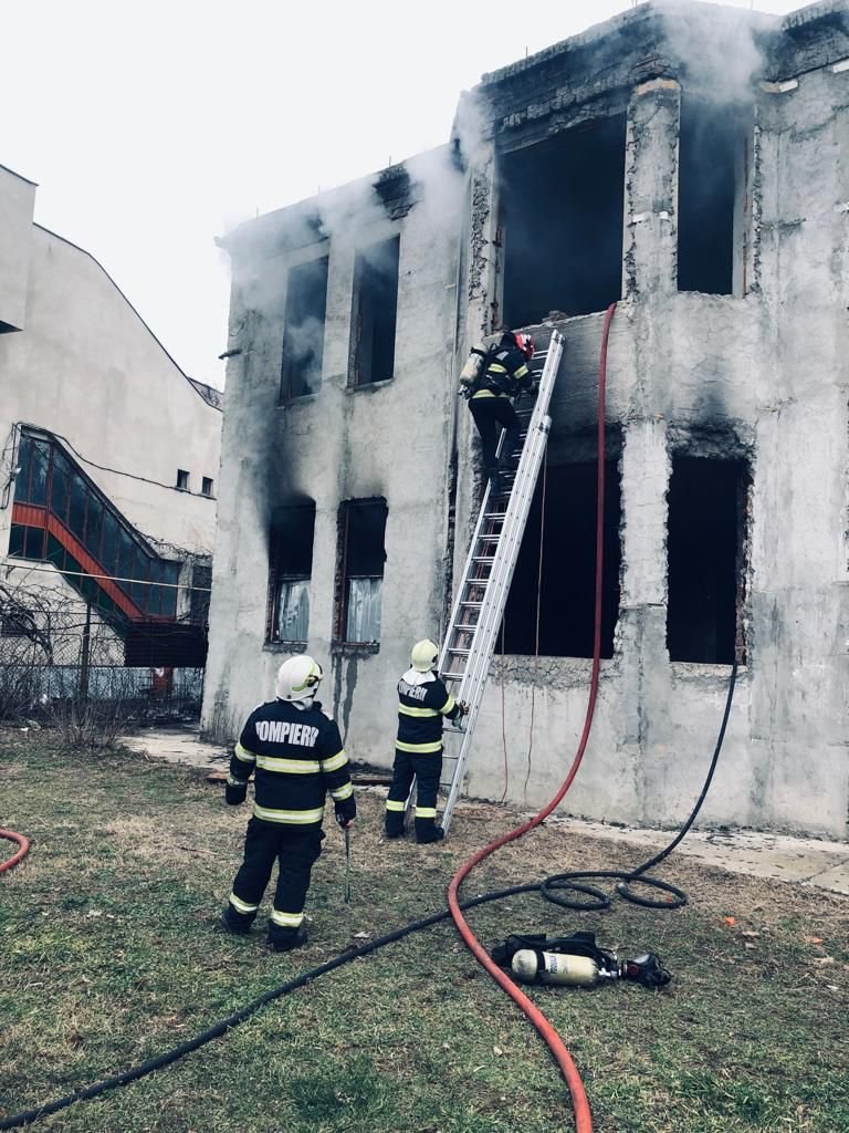 Incendiu deșeuri menajere la fosta clădire Indagrara