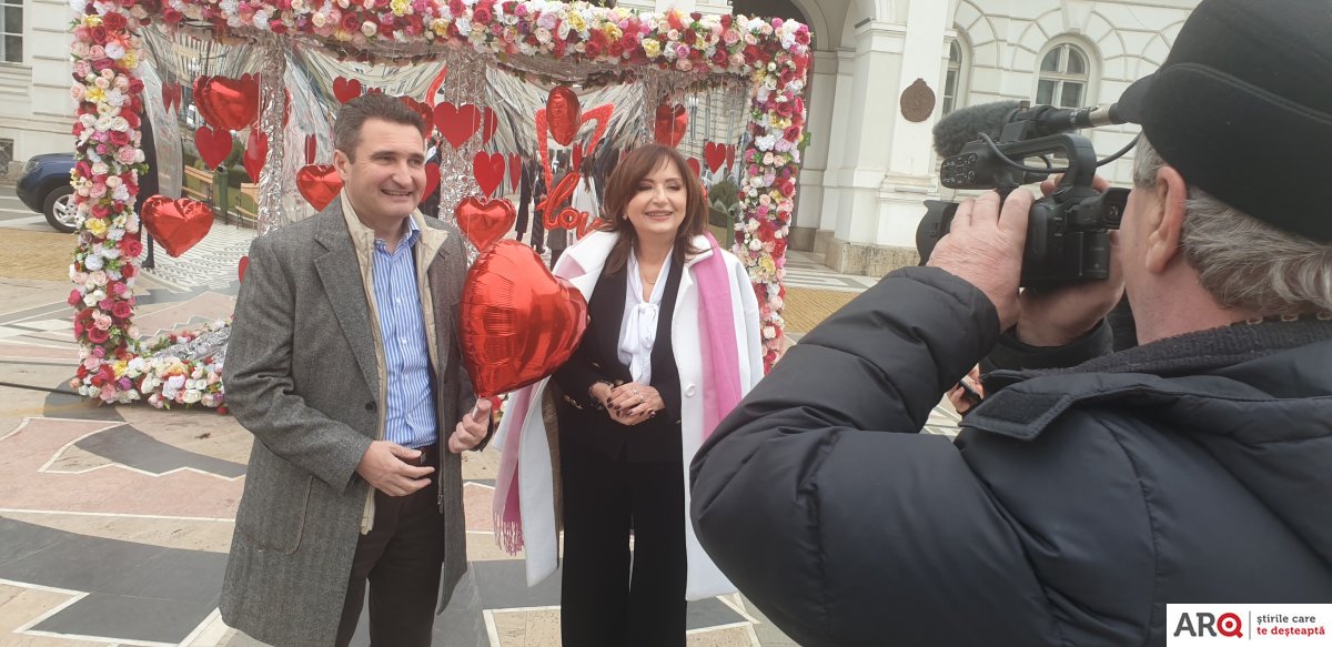 Concursul „Îndrăgostit de Arad“ şi căsătorii de o zi oficiate în faţa Primăriei de Valentine's Day şi Dragobete (FOTO)