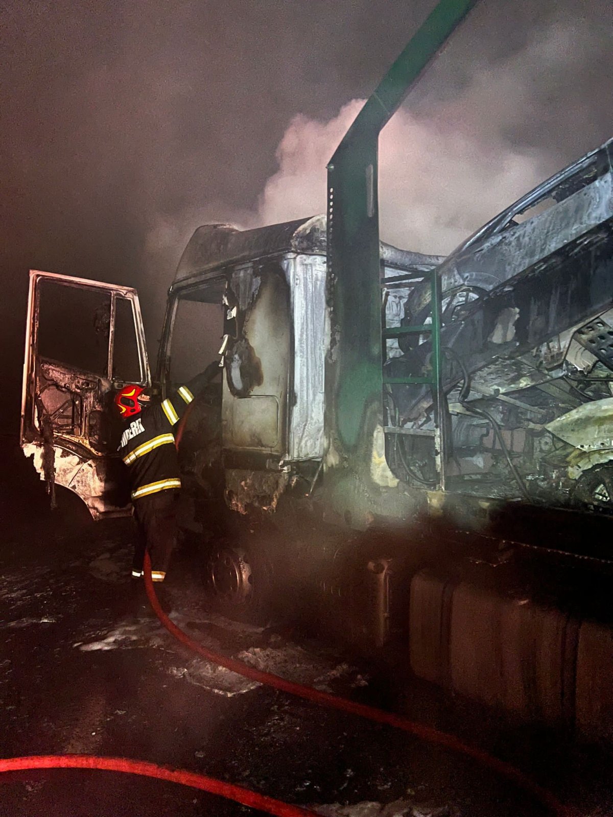 Un TIR ce transporta 8 autoturisme pe Autostrada Timișoara - Nădlac a ars în totalitate cu mașini cu tot