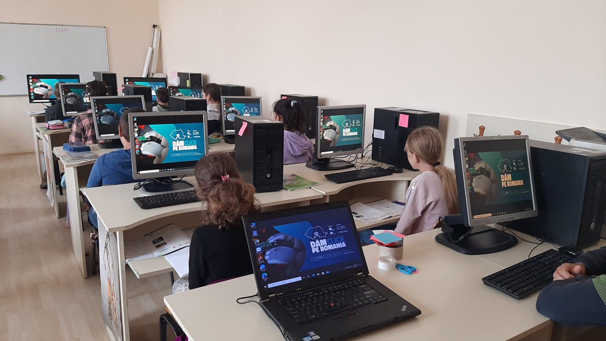 Ateliere Fără Frontiere (AFF) a dotat Liceul Teoretic Pancota din județul Arad cu 15 de calculatoare recondiționate