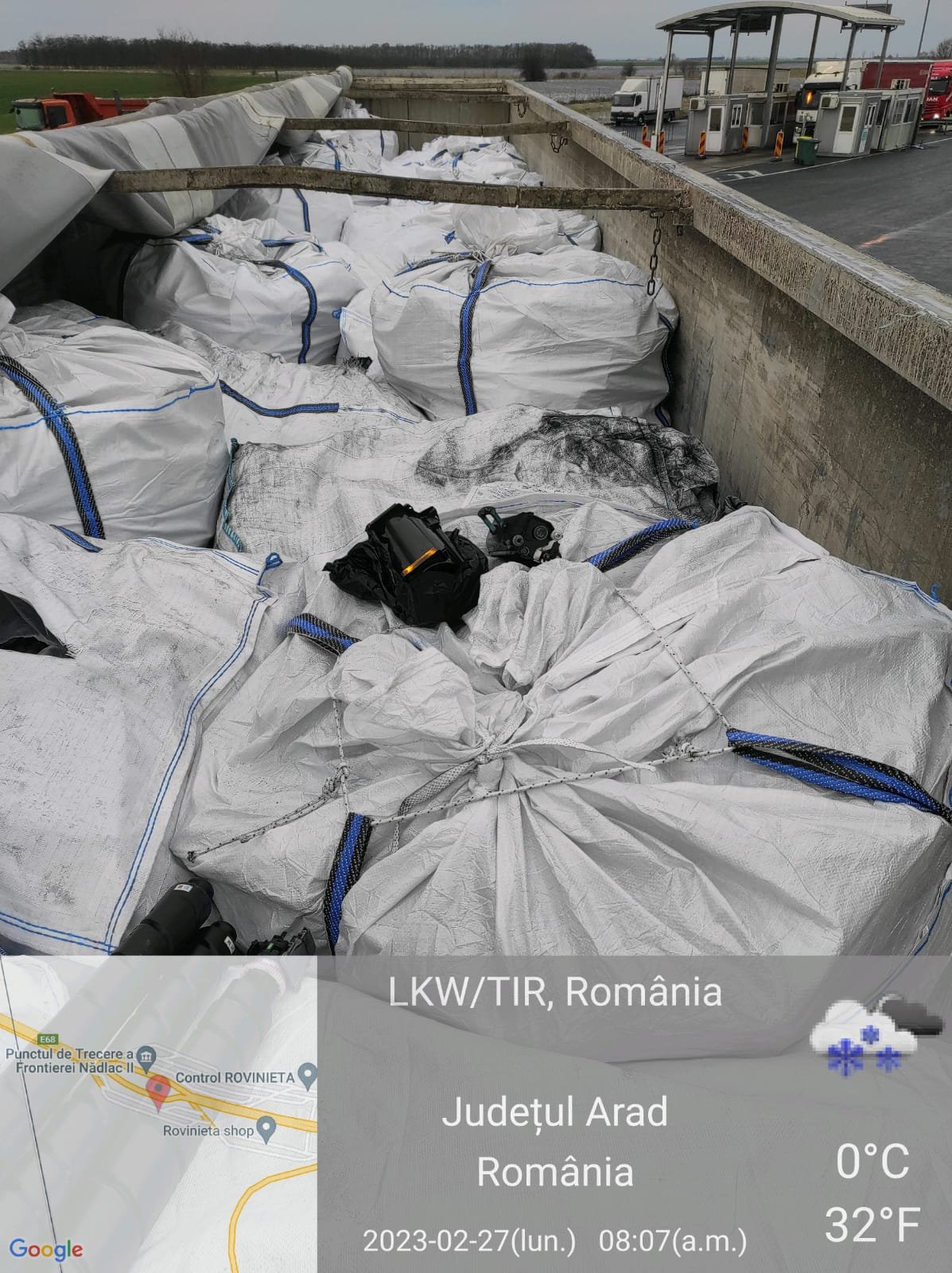 Aproape 12 tone de deşeuri de materiale plastice şi cauciuc oprite la vamă de Garda de Mediu (FOTO)