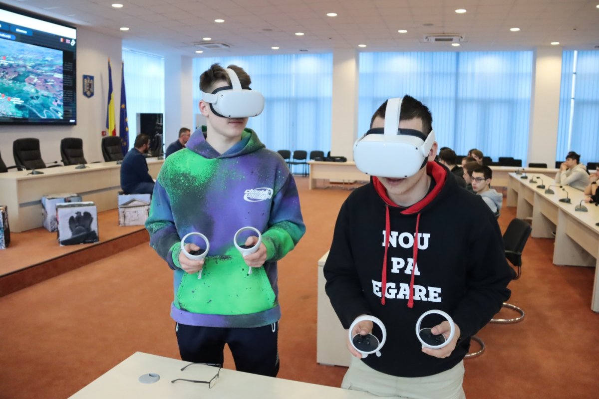 Elevii Liceului Naţional de Informatică au făcut o vizită virtuală la obiectivele turistice din Arad