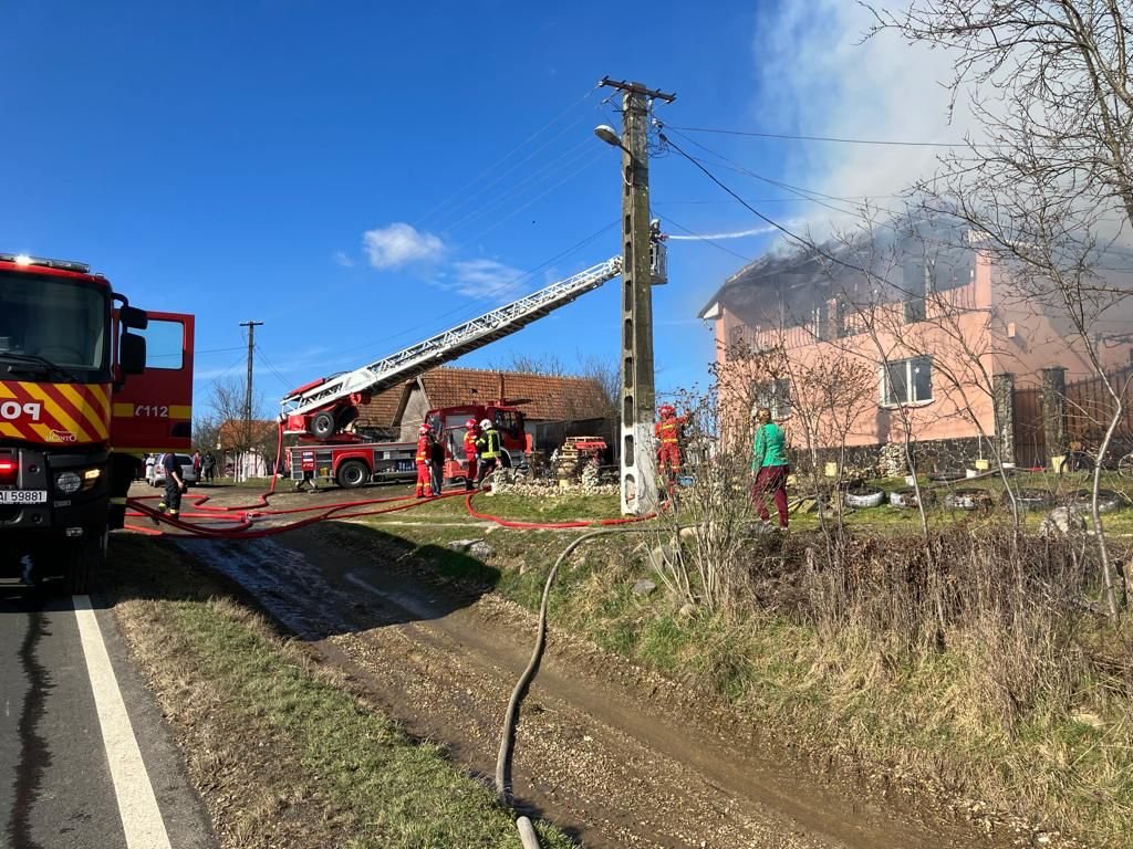 Incendiu la o casă în localitatea Mânerău