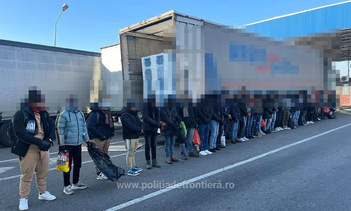 67 de migranți ascunși în două camioane, reținuți de polițiștii de frontieră de la PTF Nădlac II 