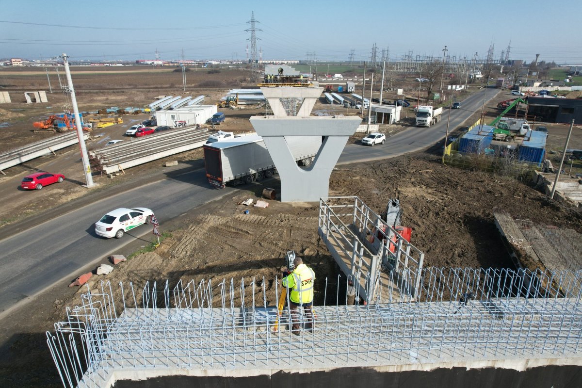 (FOTO) Lucrările la pasajul din Micălaca sunt continuate, după relocarea conductei de apă