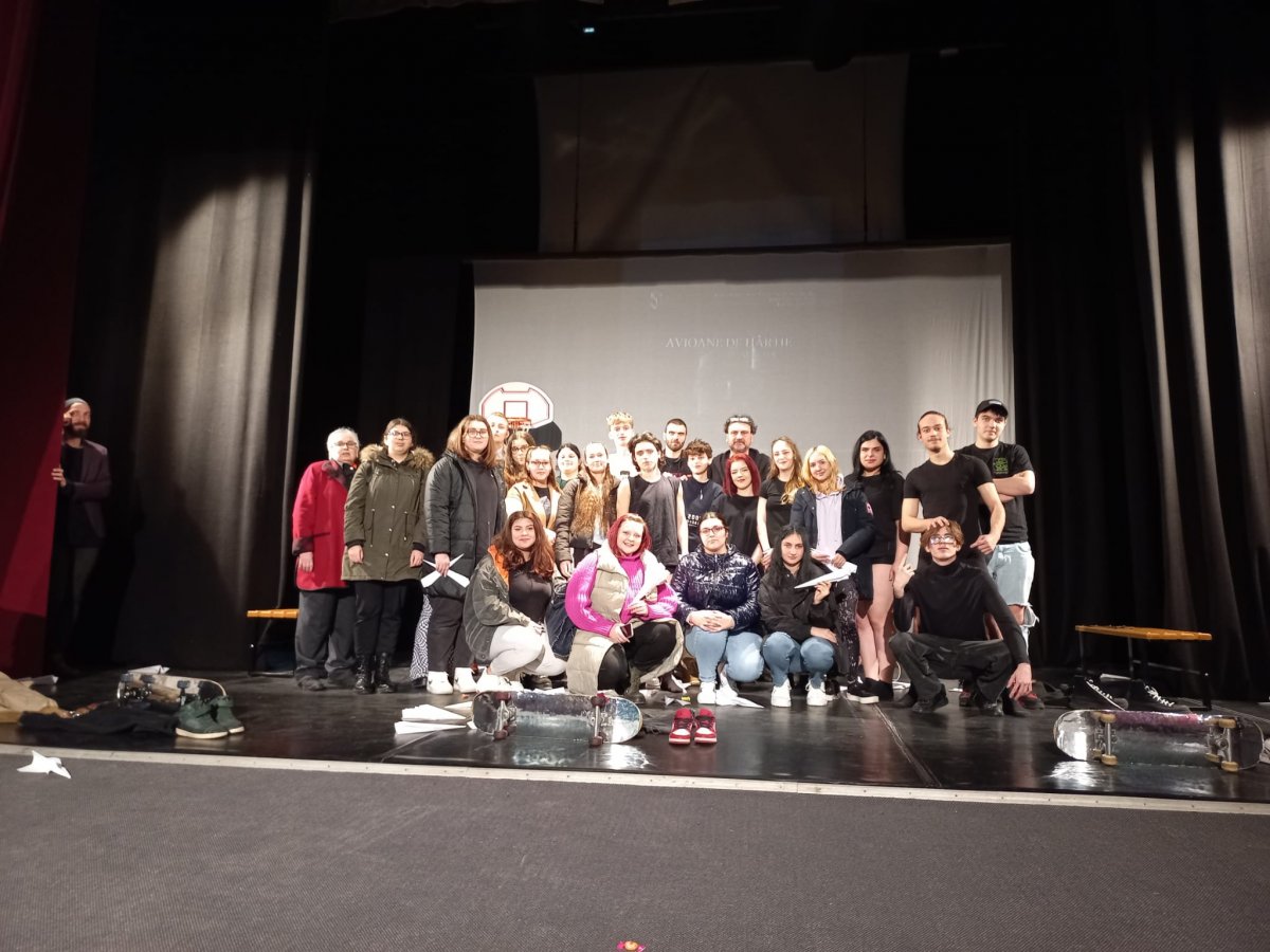 Elevii Colegiului de Arte „Sabin Drăgoi“ din Arad au jucat o piesă de teatru la Lugoj