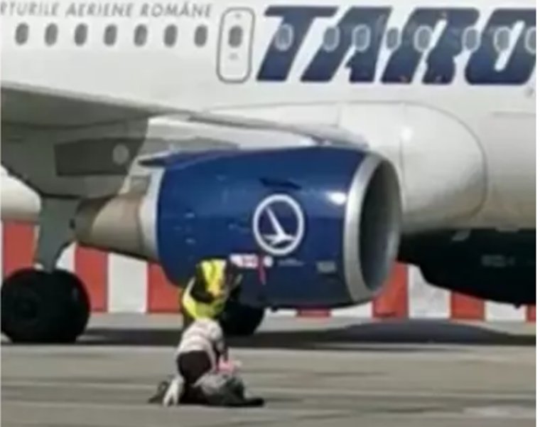 Şi totuşi, avionul nu-i autobuz: o femeie cu copilul după ea a încercat să prindă „cursa” din mers