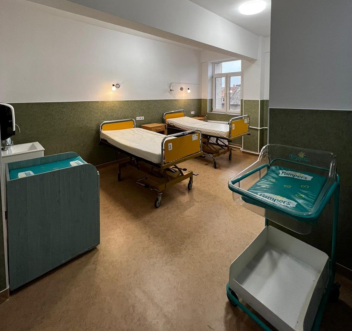 Cadou de 8 Martie: salon de la Judeţean modernizat din banii unui medic (FOTO)