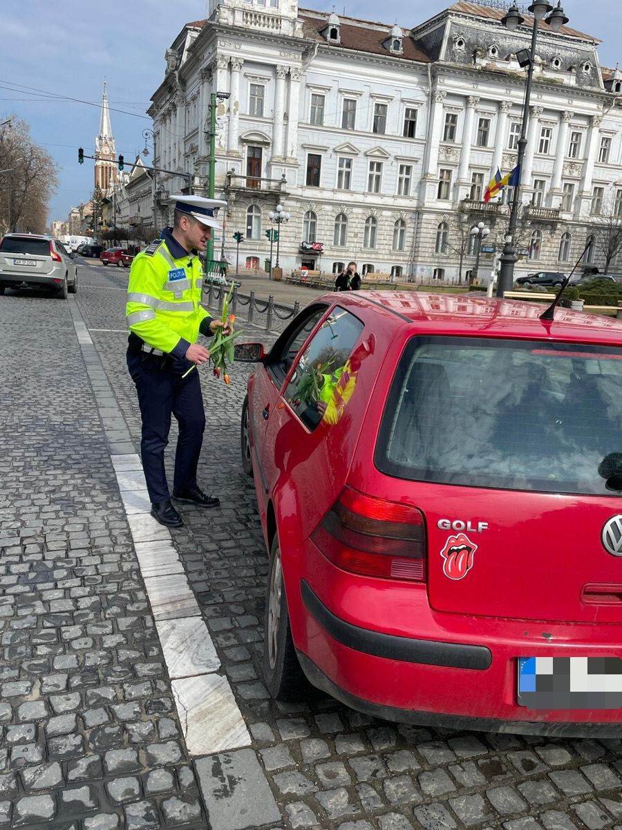 Arădencele au fost „sancționate” cu flori de polițiști (FOTO)